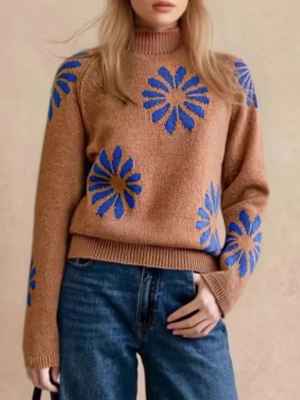 🈳🌐🧵Turtleneck Sweater with Blue Daisy Motif - Brown